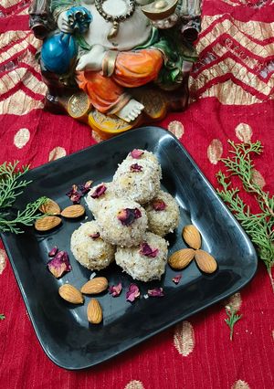 खोया (मावा)के लड्डू रेसिपी मुख्य फोटो