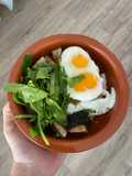 Huevos poché con espinaca fresca y trufa