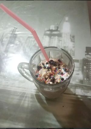 કીટકેટ વેનિલા સ્મૂધી (Kitkat Vanilla Smoothie Recipe In Gujarati) રેસીપી મુખ્ય ફોટો