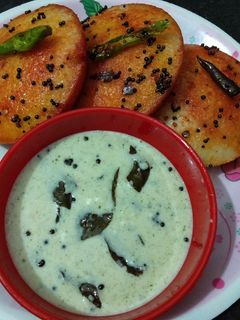 সুজির মশলা ইডলি সাথে নারকেলের চাটনি (soojir masala recipe in Bengali) রেসিপির প্রধান ছবি