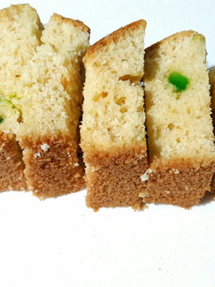 टूटी फ्रूटी स्लाइस केक (Tutti Frutti Slice cake Recipe in Hindi) रेसिपी मुख्य फोटो
