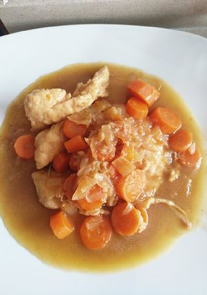 Una foto de Pechuga de pollo con zanahorias 🥕