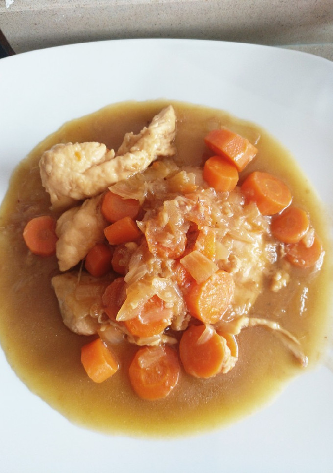 Una foto de Pechuga de pollo con zanahorias 🥕