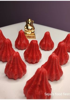 ઇન્સ્ટન્ટ રેડ વેલ્વેટ મોદક (Instant REd Velvet Modak Recipe In Gujarati) રેસીપી મુખ્ય ફોટો