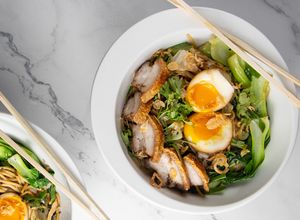 Hình của món Mì Xào Rau với Heo Da Giòn & Trứng Ngâm Tương - Soy Sauce Egg & Crispy Pork Noodles with Veggies.