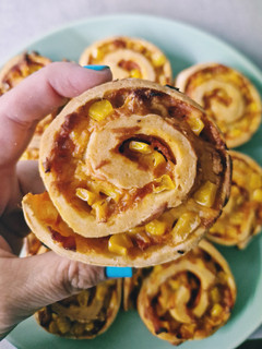 Gluténmentes pizzás csiga recept fotója