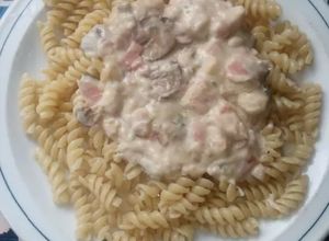 Una foto de Fideos con salsa Parisien