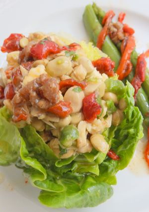 Foto principal de Cogollos con anchoas, habitas y atún