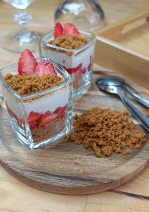 Une photo de 🫜Verrine fraise spéculoos skyr