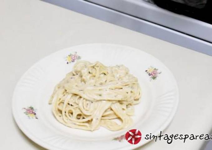 κύρια φωτογραφία συνταγής Μακαρόνια σκόρδου με ενα τσουκάλι! (one pot pasta)