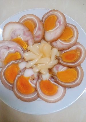 Hình của món Tai heo cuộn trứng muối.
