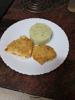 Una foto de Libritos de pollo con puré de papas