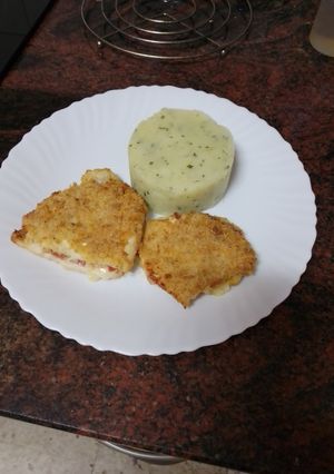 Una foto de Libritos de pollo con puré de papas