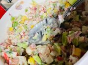 Una foto de ceviche de kanikama