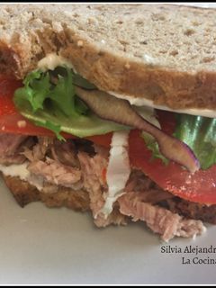 Una foto de Bocadillo  de pan integral con  atún