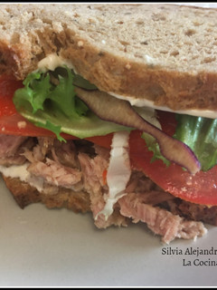 Una foto de Bocadillo de pan integral con atún