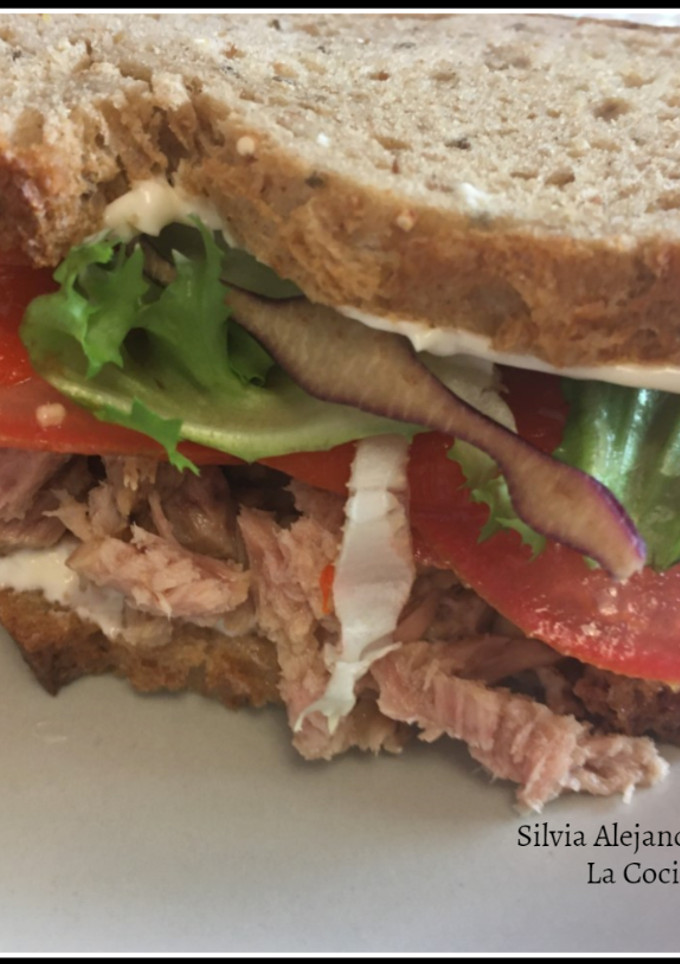 Una foto de Bocadillo  de pan integral con  atún