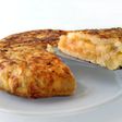 Tortilla de patatas con queso de cabra y cebolla caramelizada