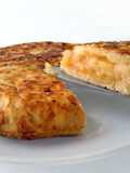 Tortilla de patatas con queso de cabra y cebolla caramelizada