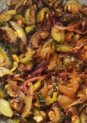 क्रिस्पी प्याज़ करेला फ्राई (Crispy pyaz karela fry recipe in hindi) रेसिपी मुख्य फोटो