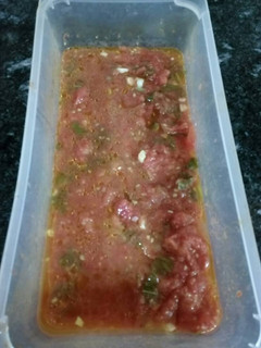 Una foto de Tomates aromatizados con albahaca y ajos