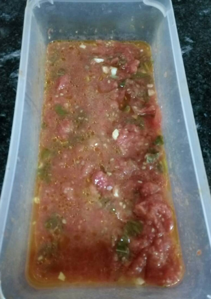 Una foto de Tomates aromatizados con albahaca y ajos