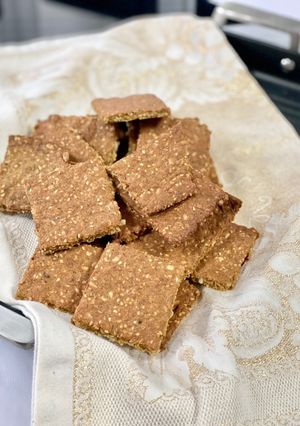 Une photo de Crackers aux graines et à la betterave