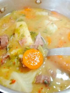 Una foto de Sopa de Carne, Arvejas y Verduras