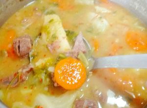 Una foto de Sopa de Carne, Arvejas y Verduras