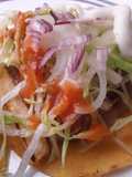 Tostadas con puré de arvejas y bastones de berenjena.