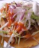 Tostadas con puré de arvejas y bastones de berenjena.