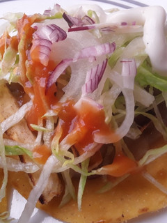 Una foto de Tostadas con puré de arvejas y bastones de berenjena.