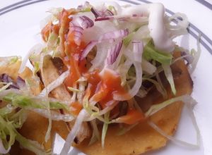 Una foto de Tostadas con puré de arvejas y bastones de berenjena.