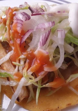 Una foto de Tostadas con puré de arvejas y bastones de berenjena.