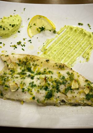 Foto di Filetto di Spigola al profumo di Catalanesca IGT e limone con quenelle di Avocado