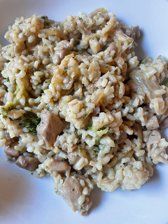 Una foto de Arroz con queso, brócoli y pollo