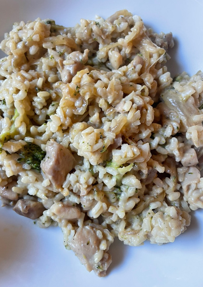 Una foto de Arroz con queso, brócoli y pollo