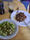 Hígado encebollado a la cerveza negra para padres creativos y de buen corazón