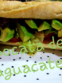 Una foto de Bocata de aguacate con mermelada de tomate