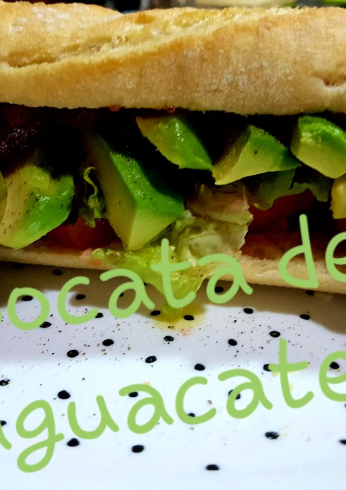 Una foto de Bocata de aguacate con mermelada de tomate