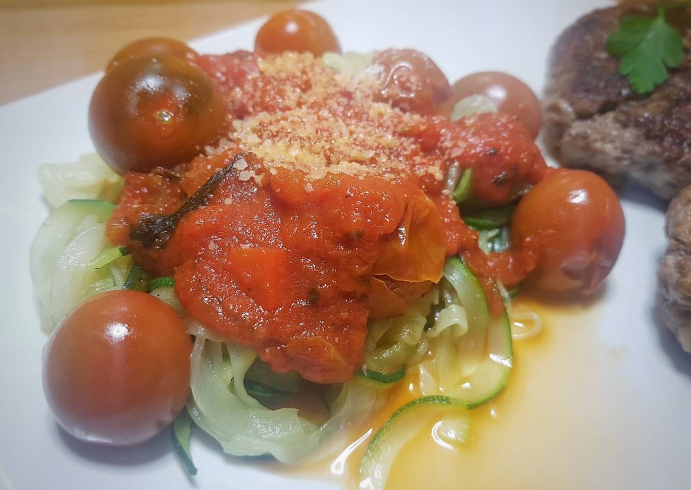 Espaguetis de calabacín con cherrys y tomate frito a mi manera