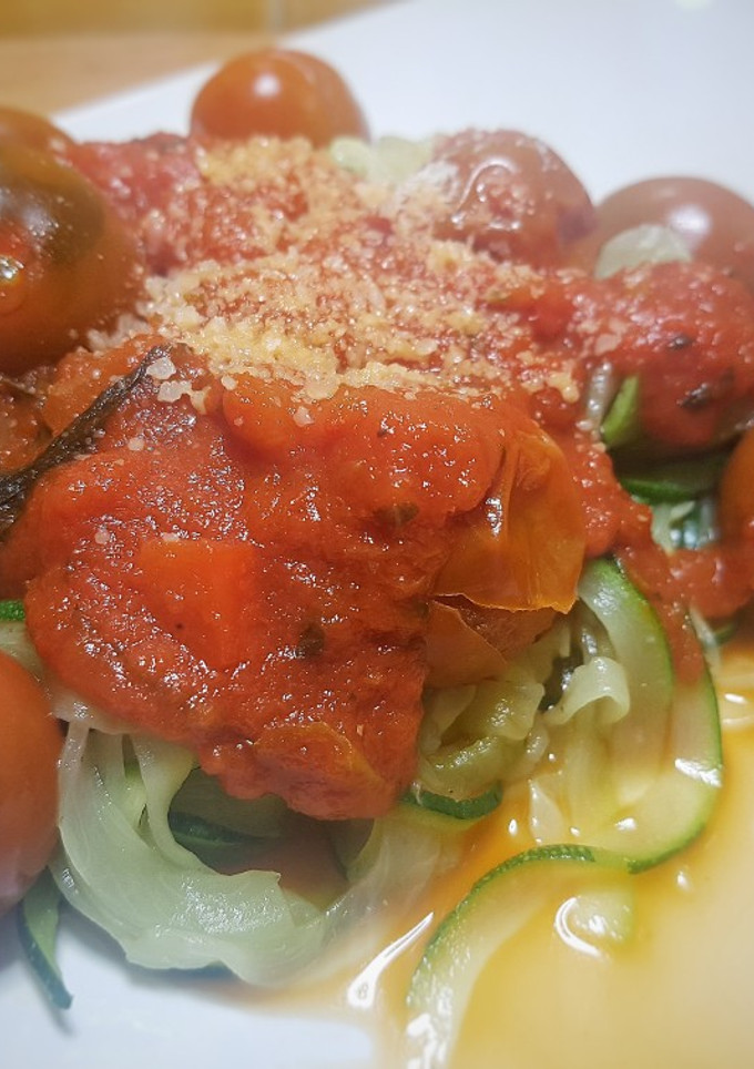 Una foto de Espaguetis de calabacín con cherrys y tomate frito a mi manera