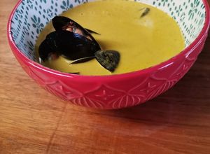 Una foto de Sopa de mejillones al azafrán