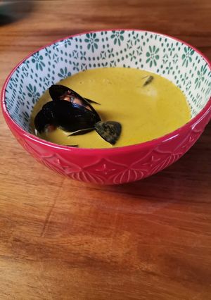 Una foto de Sopa de mejillones al azafrán