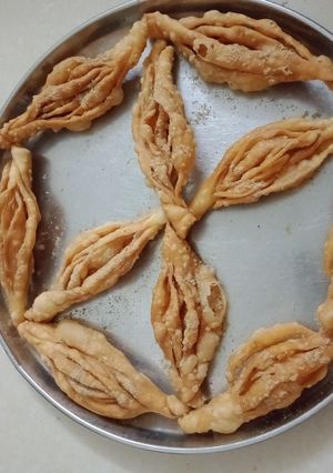 કારેલા પૂરી (Karela Poori Recipe In Gujarati) રેસીપી મુખ્ય ફોટો