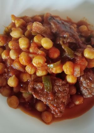 Una foto de Guiso de garbanzos con ternera