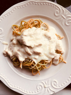 Una foto de Spaghetti con pollo salsa bechamel