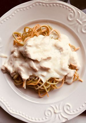 Una foto de Spaghetti con pollo salsa bechamel
