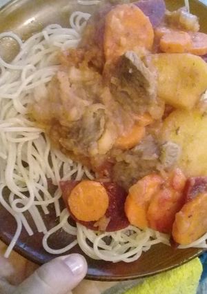 Una foto de FIdeos con verduras..