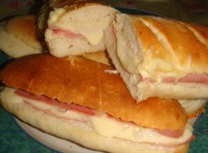 Una foto de Calentitos de jamón y muzzarella con pan casero